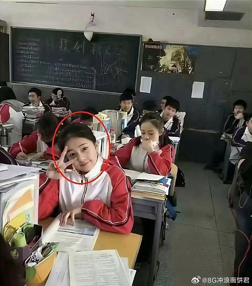 偶然刷到白鹿初中时期的照片，那会儿还很青涩 ​​​