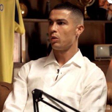 C罗[超话] 还有一个预告摩根：你送过一件签名的CR7球衣给特朗普总统，上面写着