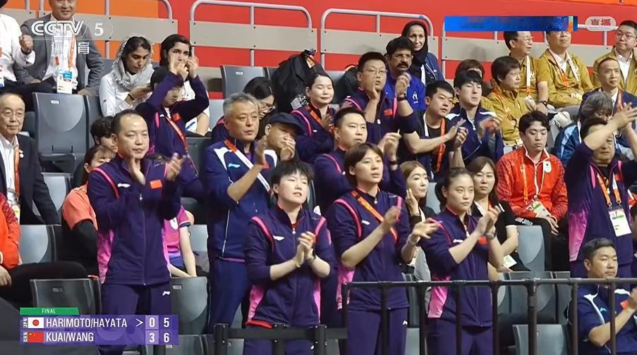 双曼组合3-0领先早田/美和的时候，大家注意到看台上的莎莎了吗？

以秦志戬为首