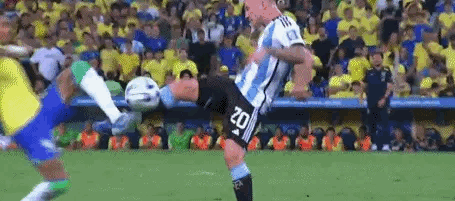 南美国家德比，寸土不让，球迷拱火，球员也没闲着，难道这就是“没有硝烟的战争”？[