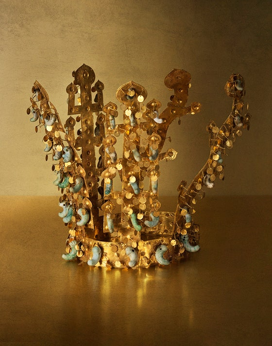 【韩国赠送特朗普黄金打造的新罗金冠...极尽华丽，手工制作耗时一个月】海外新鲜事