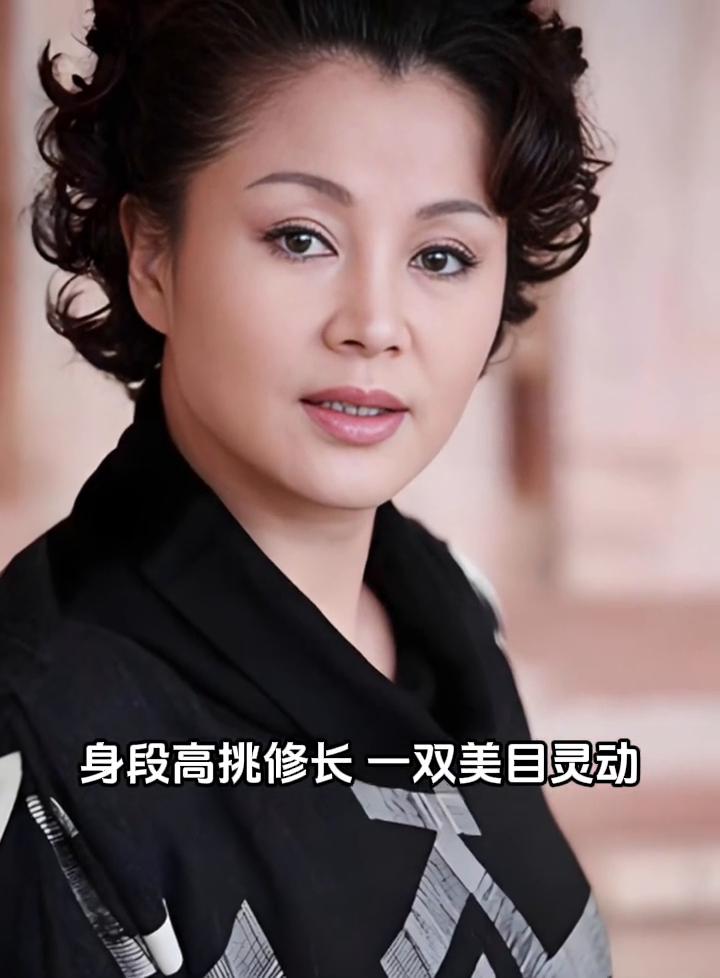 女神之名当之无愧。身段高挑修长，一双美目灵动，脸庞精致无死角，甜笑醉人，气质清雅