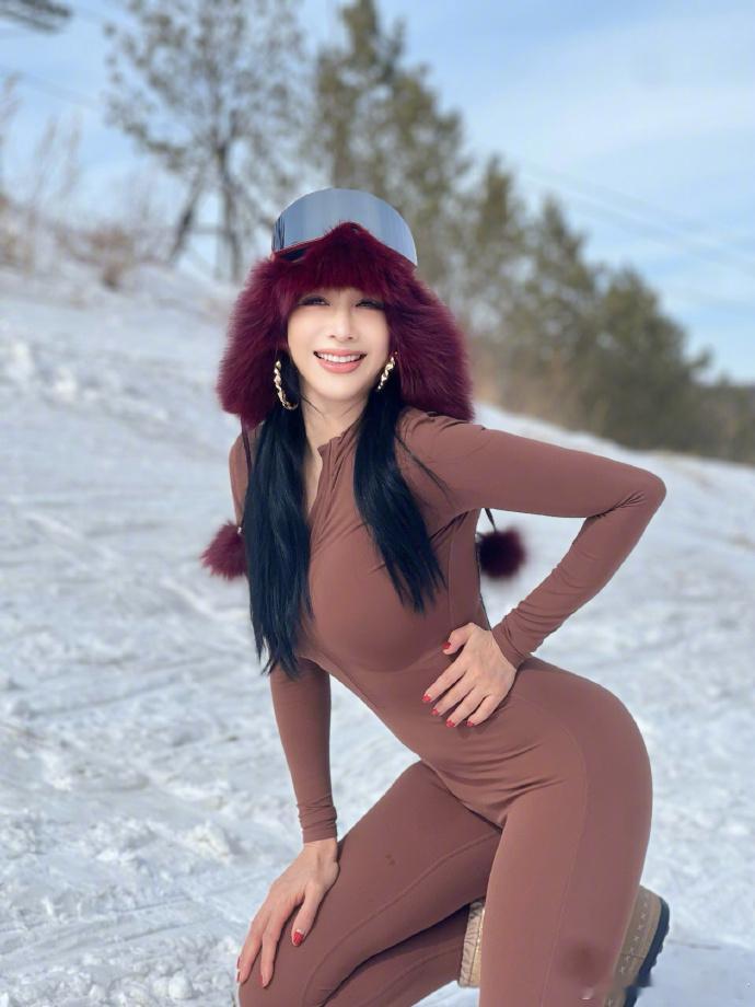 #钟丽缇53岁身材# 情人节雪地写真释出，53岁身材管理满分！ ​​​