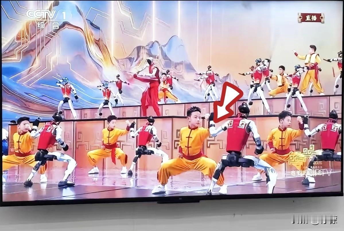 我都惊了，
上高中的儿子看完今年的春晚居然跟我说：“妈，时代要变了。”我心想小屁