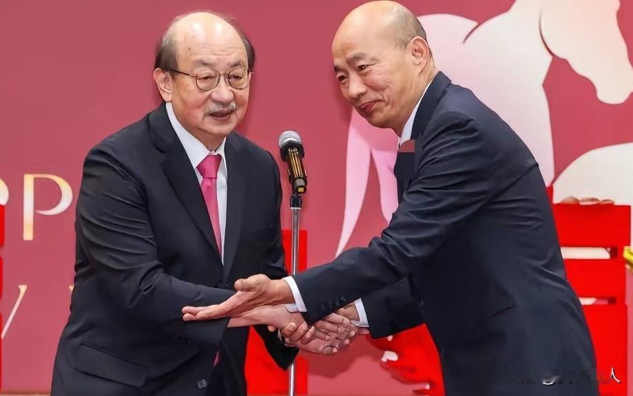 白云苍狗，世事难料。谁能想到，一年前还意气风发的柯建铭，如今竟以被逼宫的方式，卸