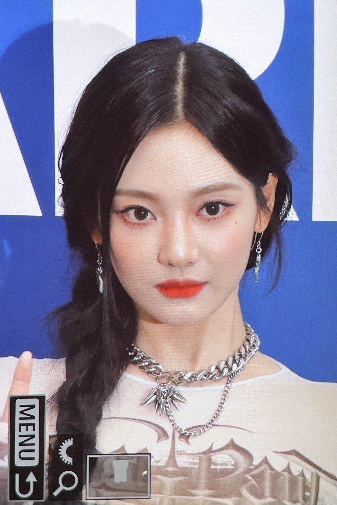 #aespa蓝毯新闻图# 这居然是生图🙊，什么叫惊艳全场的美貌！仿佛加了层奶油
