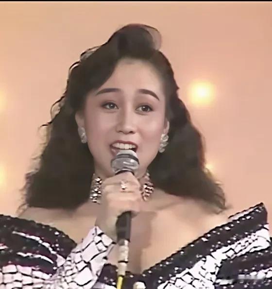 利智真的美到让人窒息！她是亚洲小姐冠军，被倪匡赞为“五十年难得一见的美人”。在那