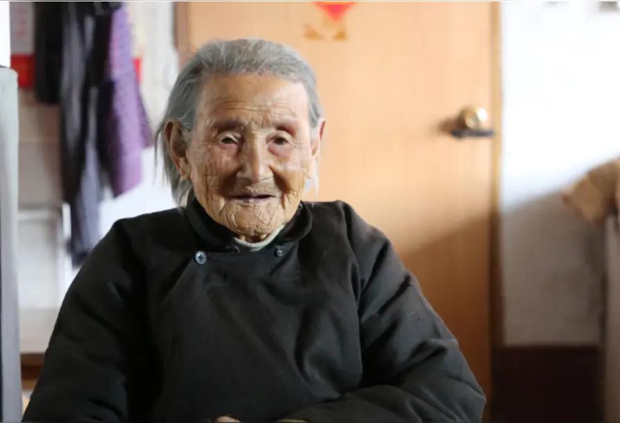 重庆男子带103岁母亲上班刷屏：成年人的尽孝，从来不是选择题
 
重庆城市TV置