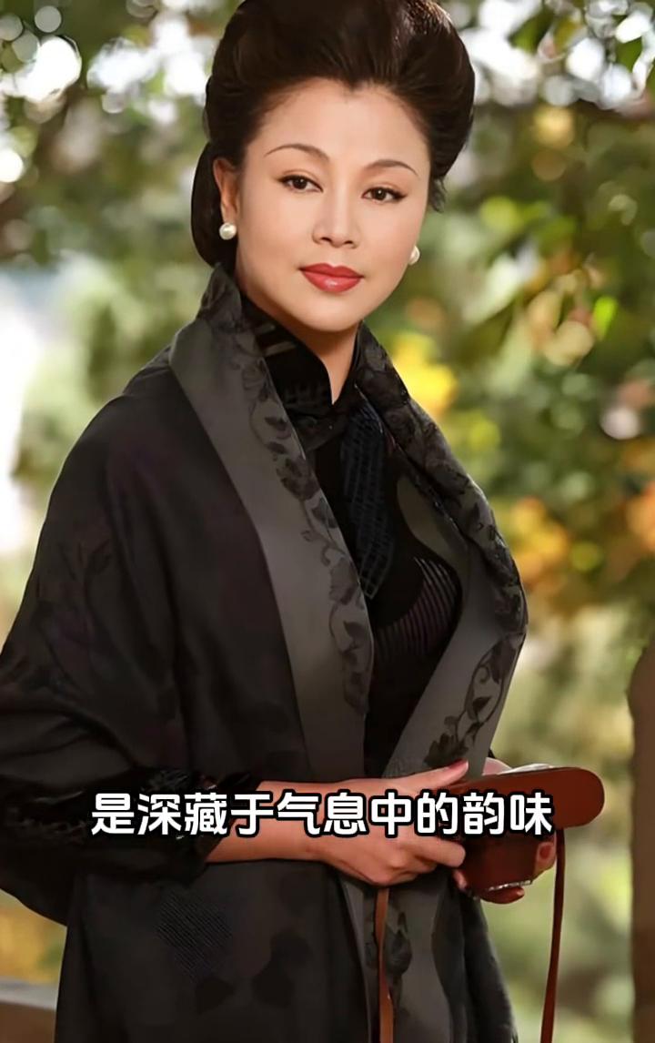 于小慧的美是深藏于气息中的韵味，眉目似水墨画里晕开的远山，高挑轮廓带着天生的矜贵