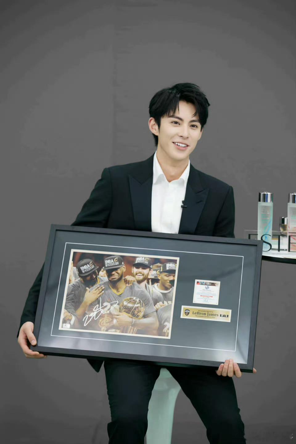 詹姆斯 王鹤棣，多年老詹密认证真爱粉！屏保是詹姆斯，各种收藏多到数不清，随时随地