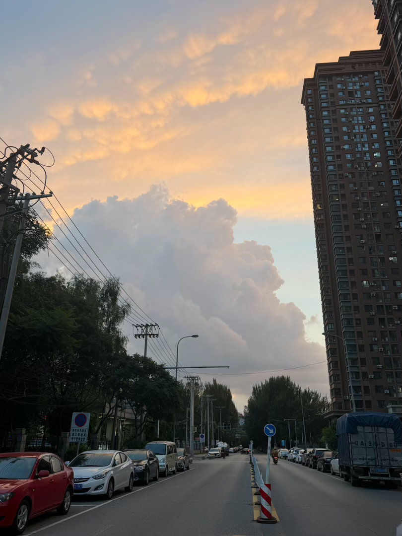 李昀锐lin间奇遇游乐园下车一抬头，看到好大的一朵云！我们不禁驻足观看，举起手机