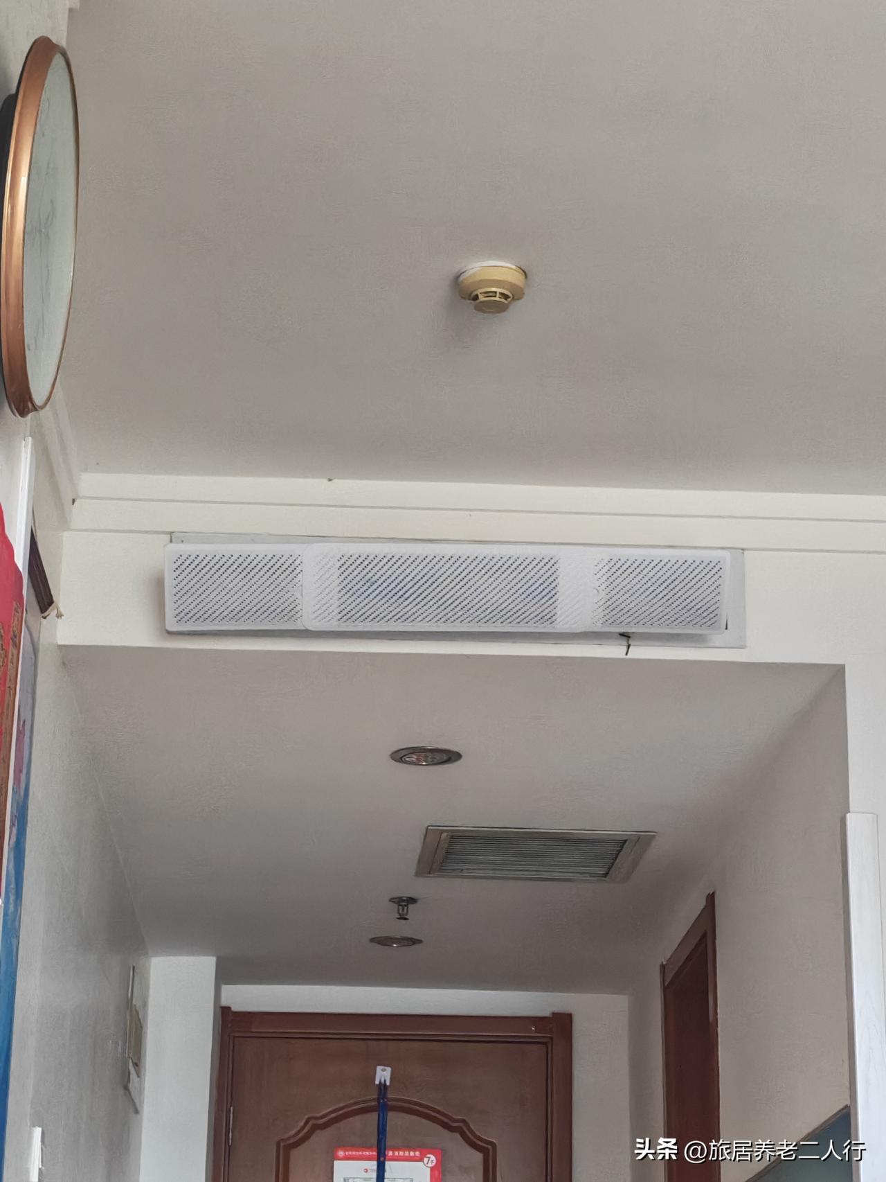 养老院我爸妈房间里的中央空调出风口正对沙发。

虽然正对沙发，但是只能吹到沙发的