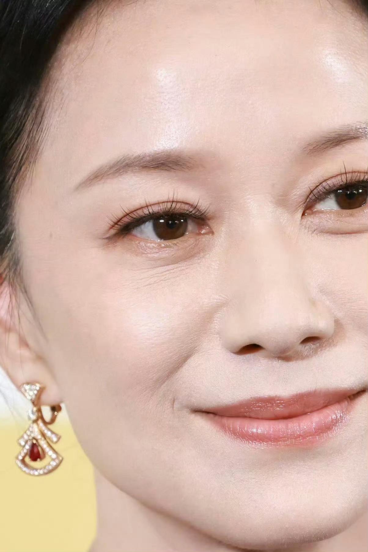 倪虹洁线下活动怼脸生图，当年的祝无双如今也有了岁月的痕迹！