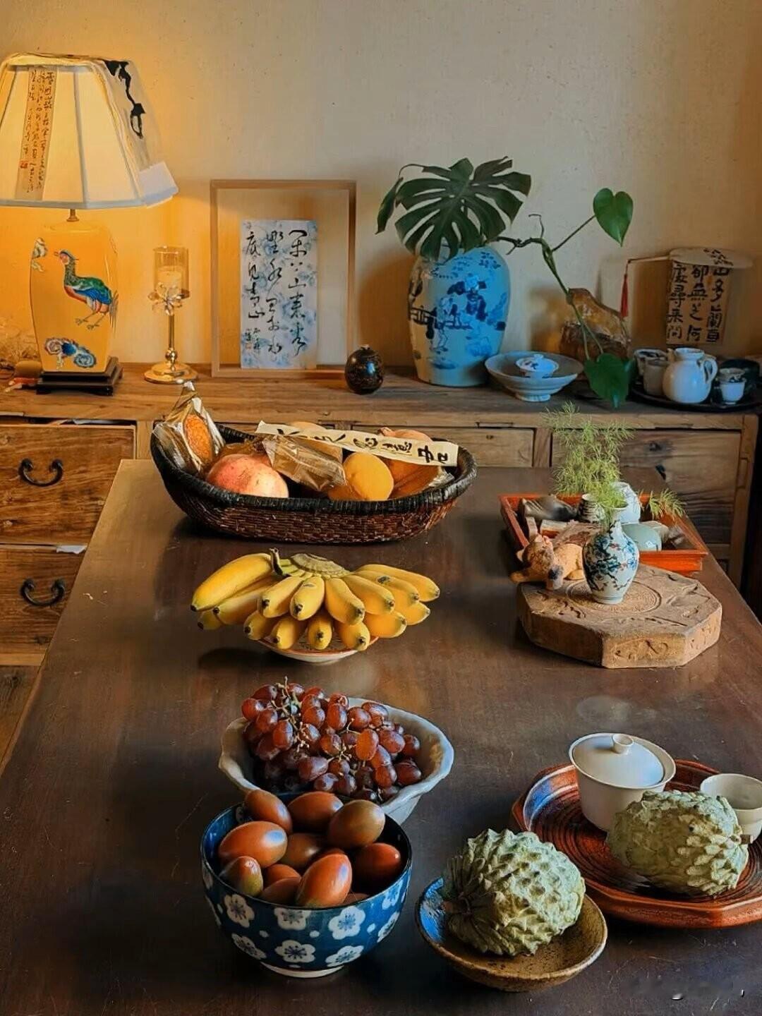 退休五年的同事，
一瘸一拐地到单位来了，
原来只为给我送一罐老咸菜。
这位同事也