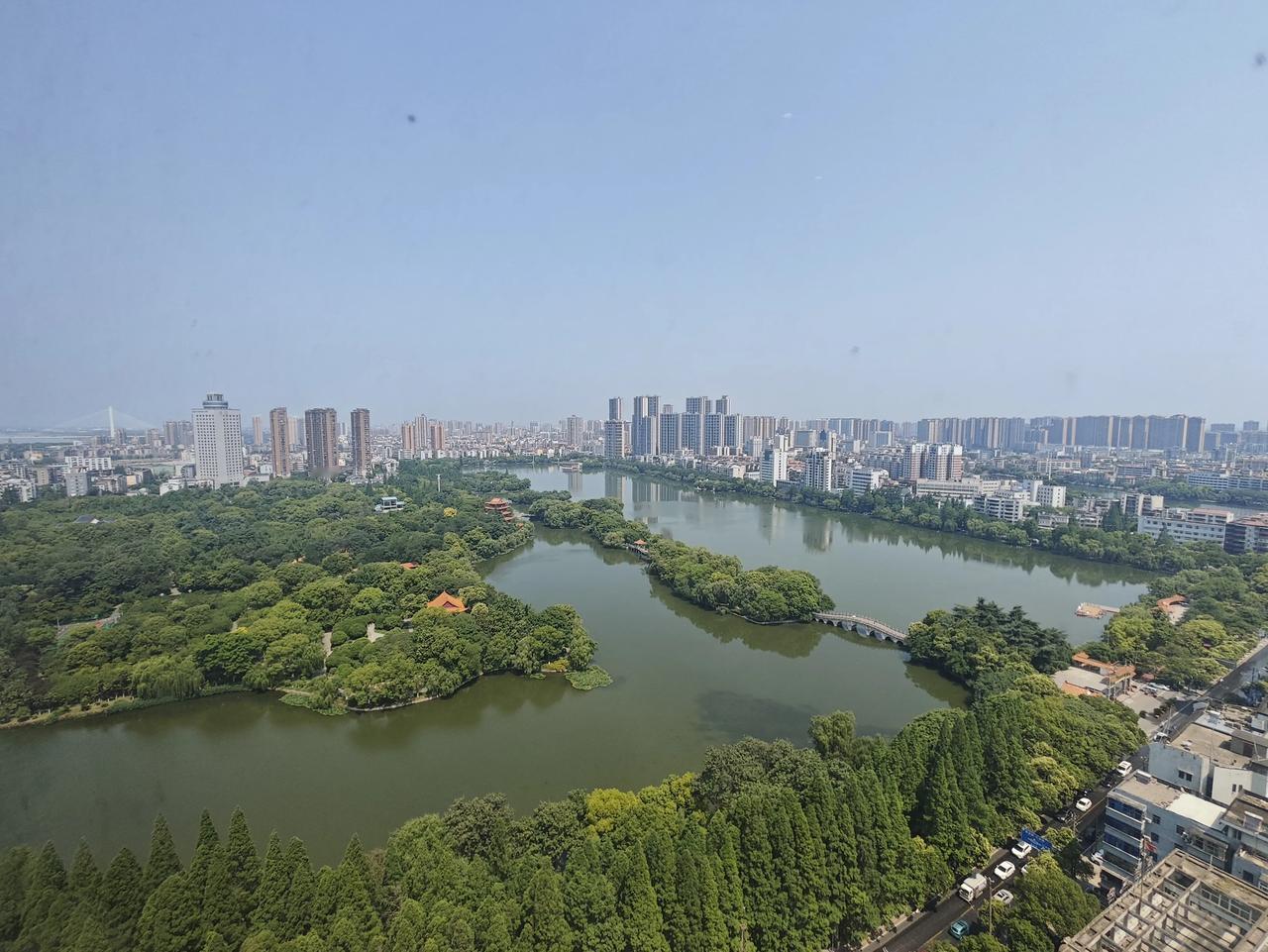 现在这个环境下，到底还能不能买房呢？
我们这边是属于三四线的小城市，从今年年初开