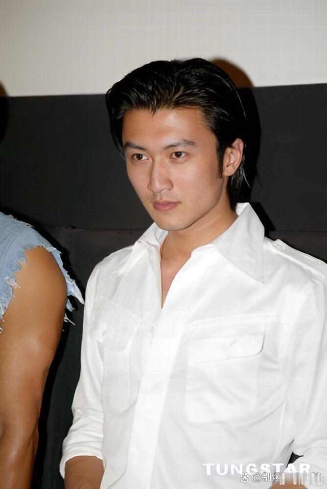 钟欣潼和谢霆锋的旧照太惊人了！明明同框出镜，男生竟然比女生还要漂亮，颜值反差感直