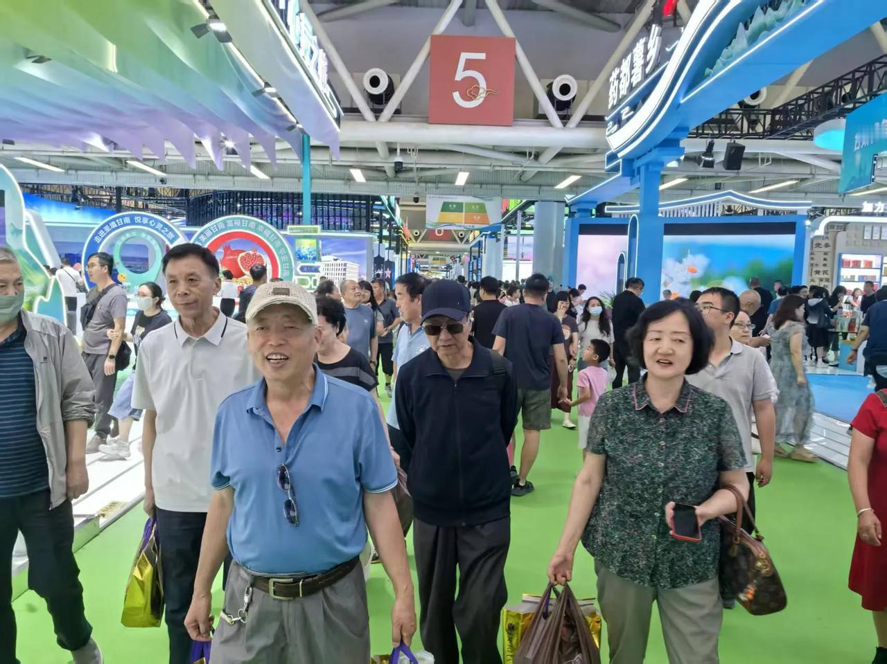 今年兰洽会精彩纷呈
国内外商品目不暇接

记者王志俭（穿石）文图

7月10日一