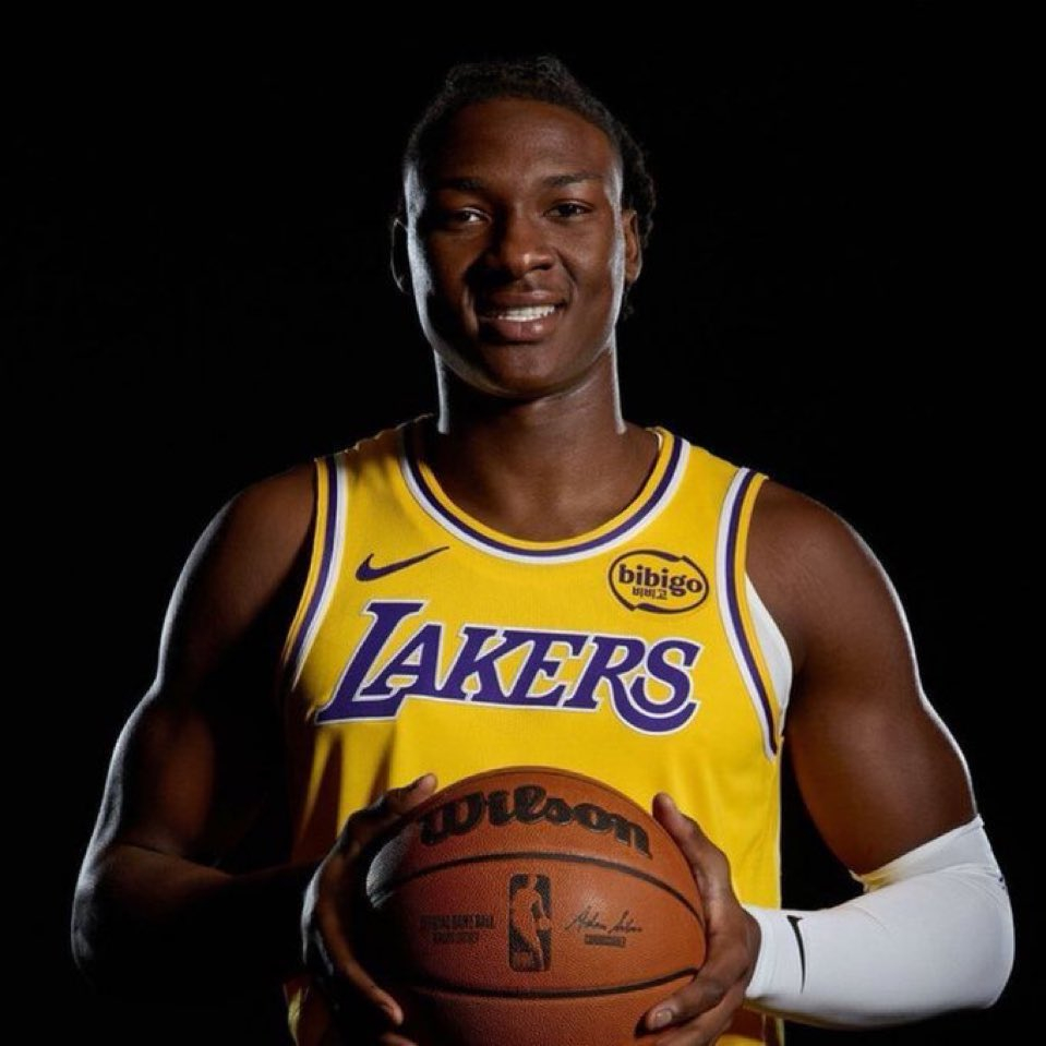 阿杜今天12中10，三分5中5，25分6板2助2帽。湖人