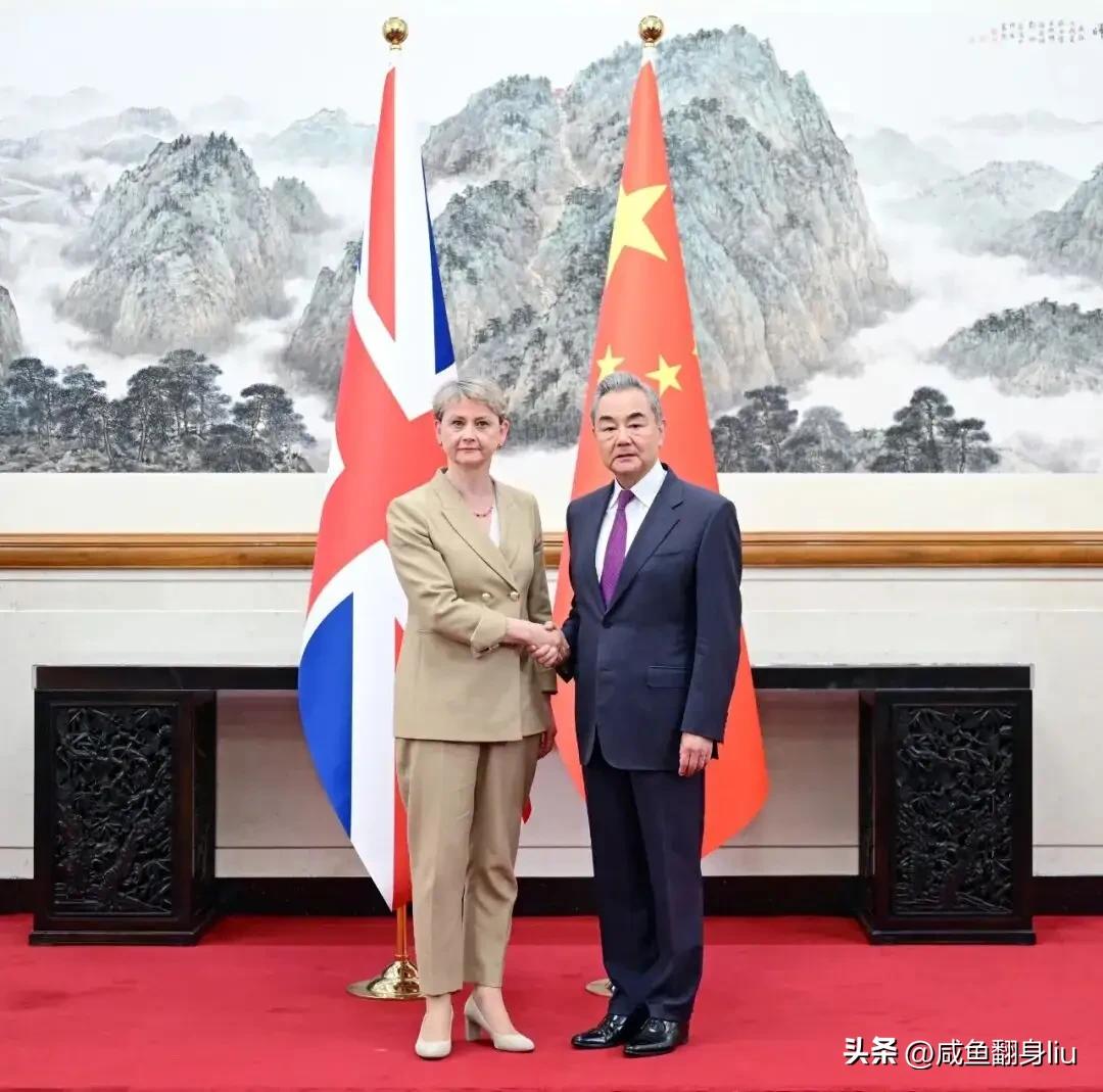 别管英国首相对中国的态度如何，中英的关系从来没有发生大的改变，中英战略会谈从来没