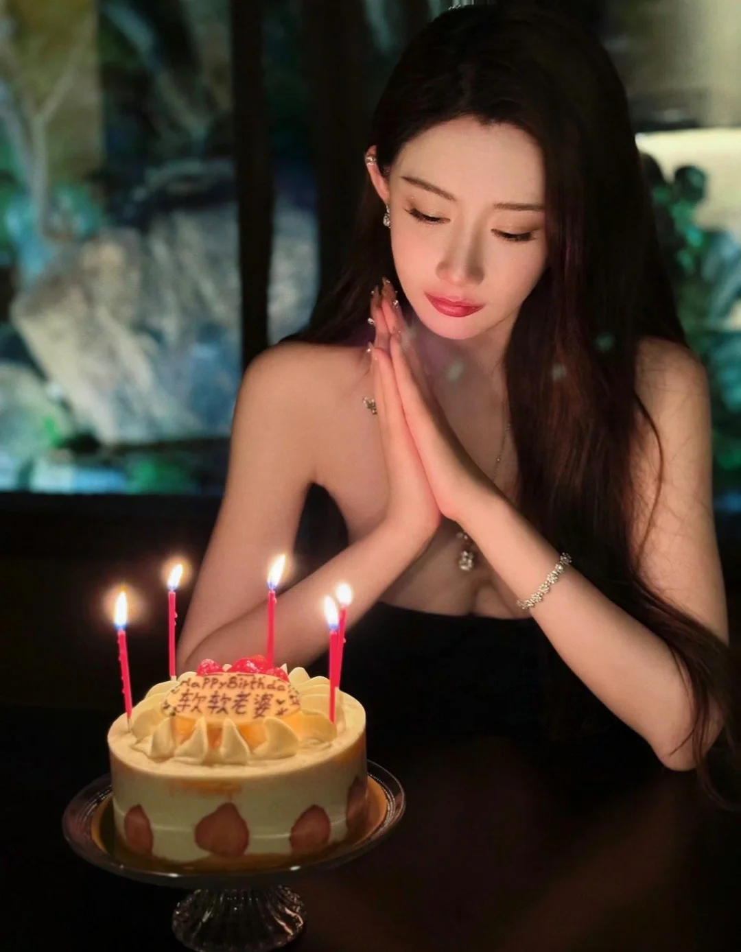 冯绍峰的这个网传女友和黄晓明的女友长得像异父异母的亲姐妹？没有吧，我感...
