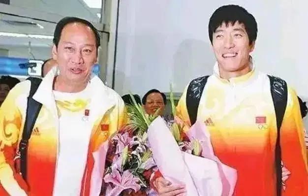 他在北京大运会跨栏夺冠后，开发商送他一套225万的房子，他豪气地送给教练，不料，