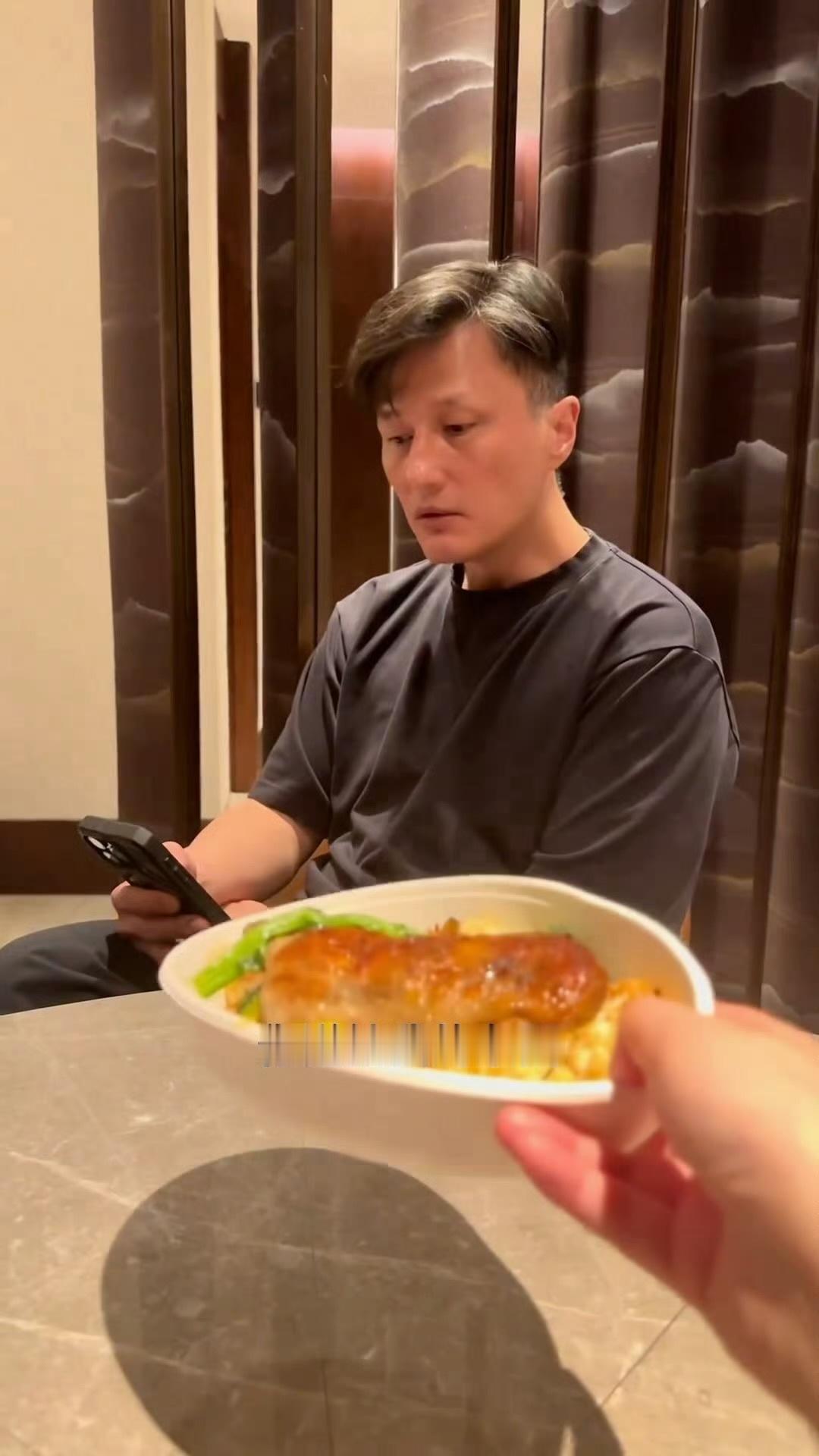 徐冬冬把尹子维气委屈了 恋爱还是得看别人谈啊，尹子维炫耀自己的耳机，结果徐冬冬忘