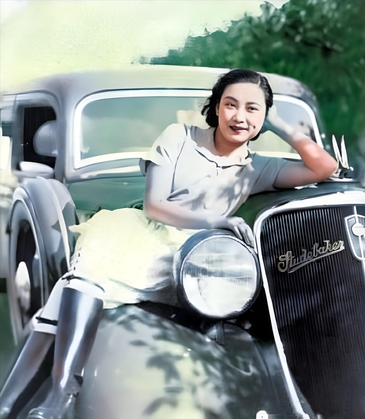 1941年，顶流影星胡蝶拒绝给日本人拍片后，悄悄与丈夫经军统安排的秘密通道前往重
