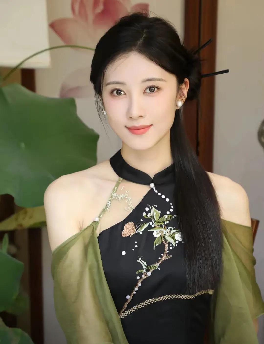 李静独自居住在一间小公寓里。她喜欢独处，因为那是她与内心对话的时刻。每天下班后，