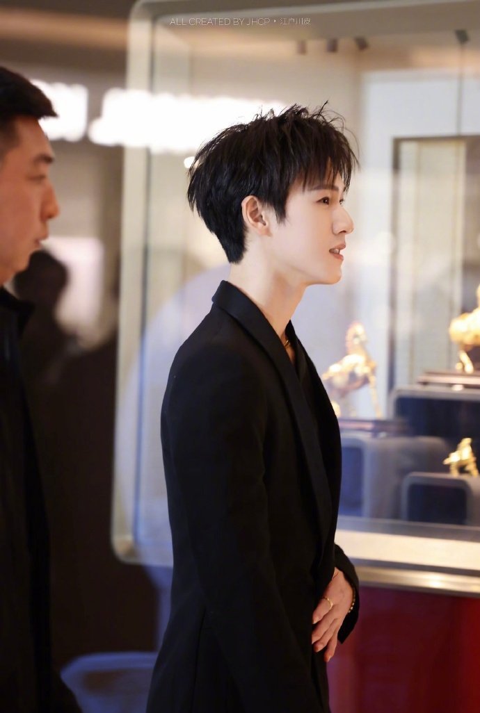 李昀锐黑金look 李昀锐黑西装金项链贵族感 李昀锐黑金look，李昀锐黑西装金