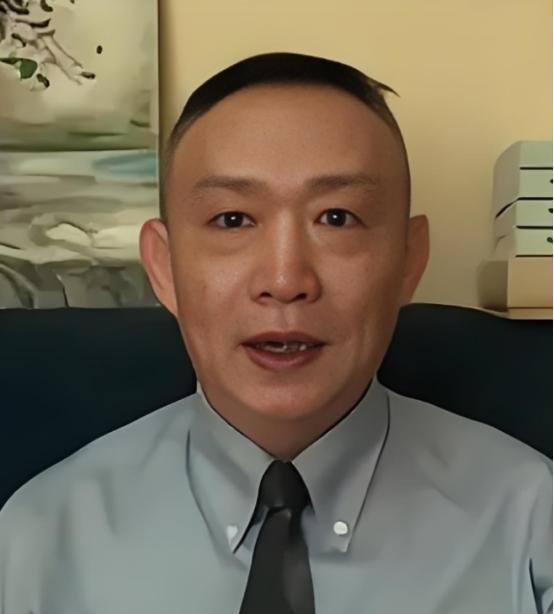 东方大国的学者卢麒元，近日在北京公开发声。他提出了一个惊世骇俗的主张：“立法者每