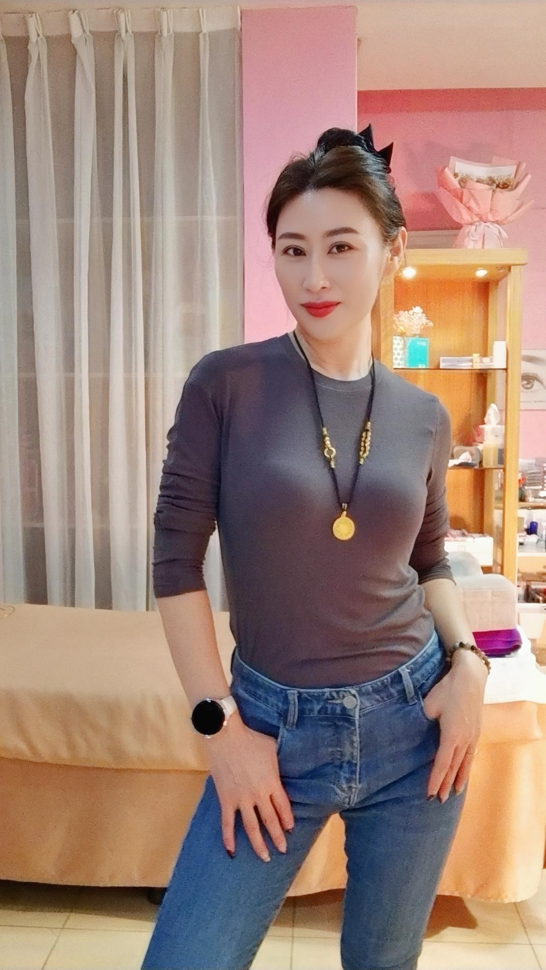 要把自己养的好好的，好到任何人，都得掂量掂 量，才敢靠近你，这不是高傲...