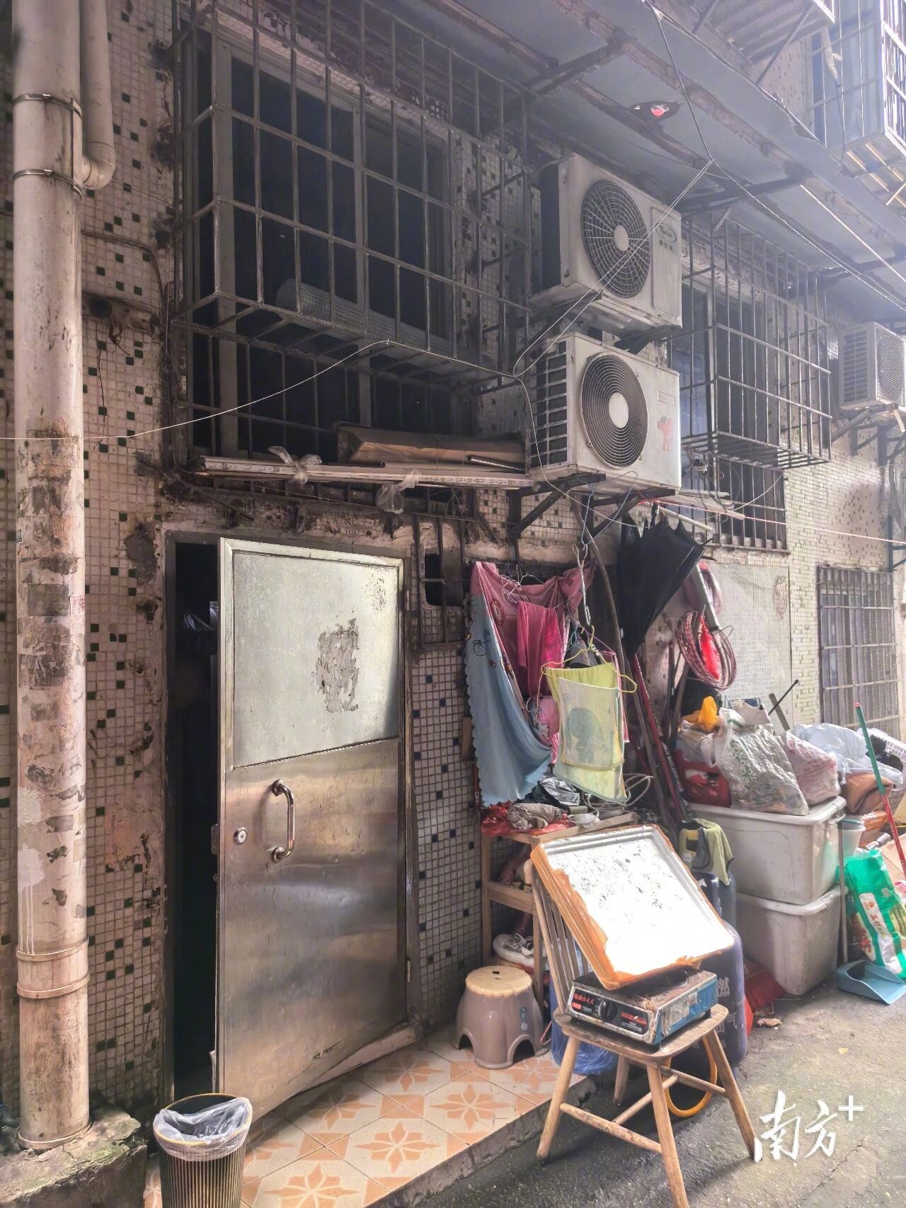 【梅姨被捕后曾住房屋住进新租客】“梅姨”系广西人，因牵涉“张维平系列拐卖案”为大