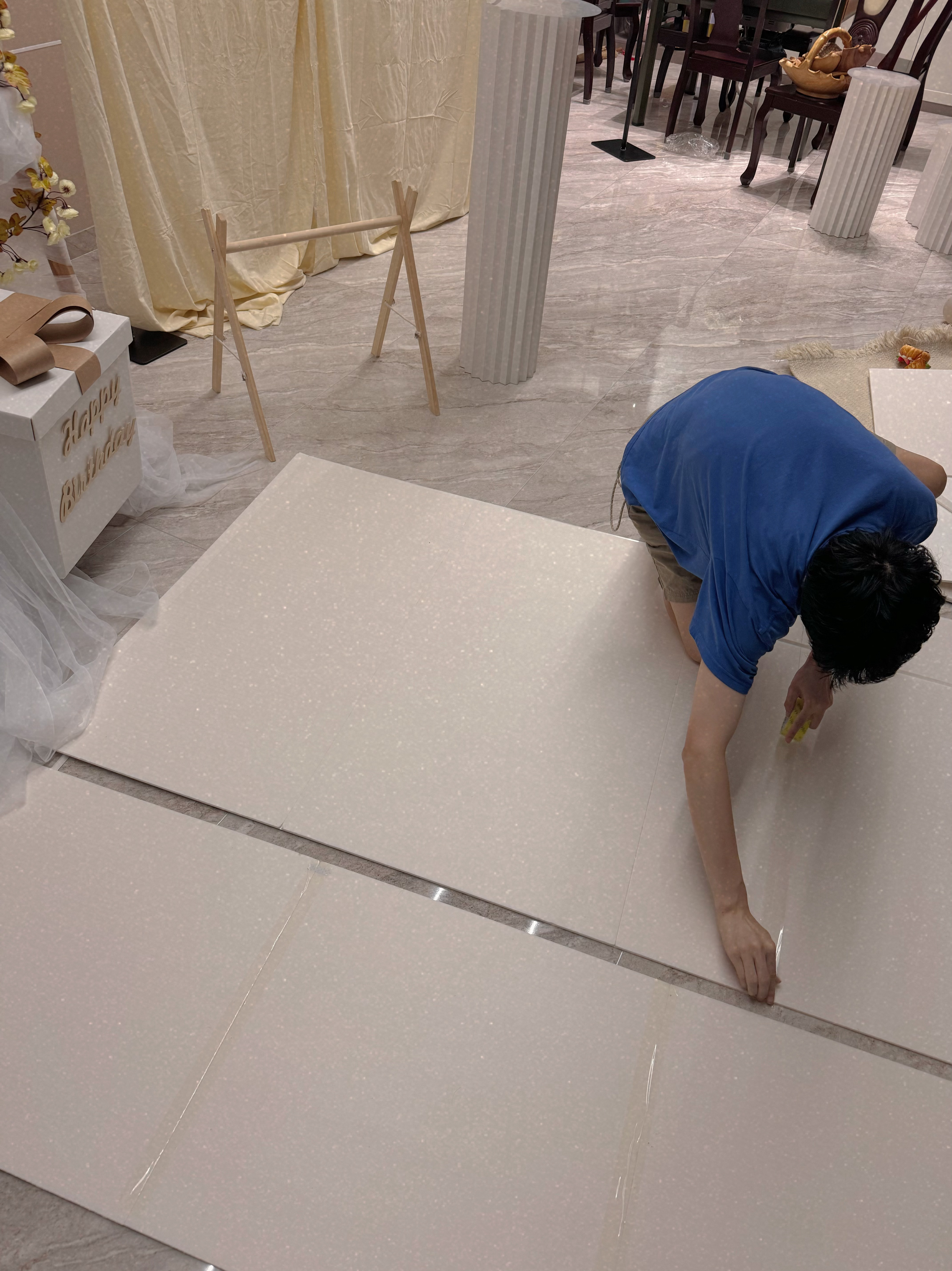 给饮水机买的周岁布置到了一部分，我负责选，太后负责拼，榜姥负责出钱，汪总负责出场