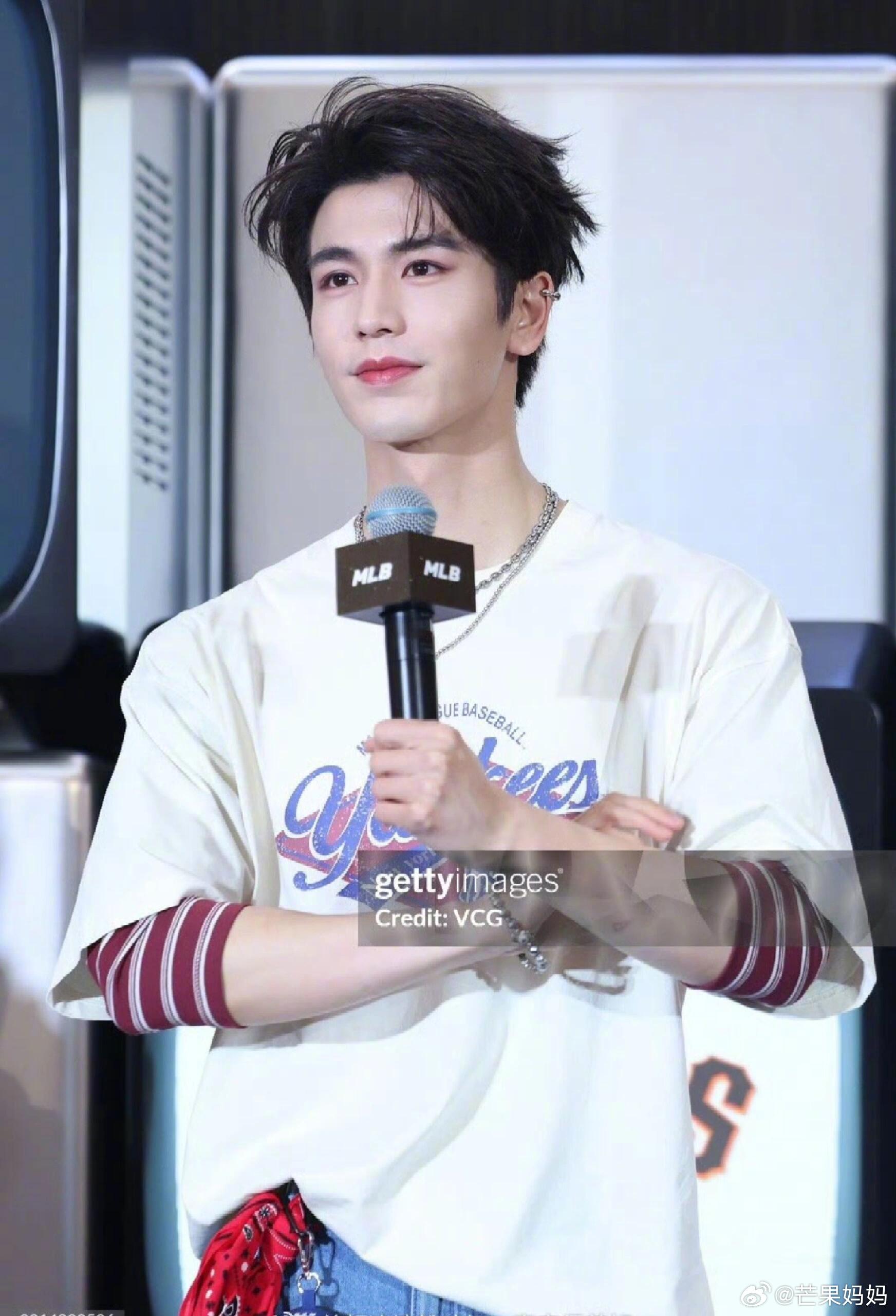 张凌赫的撕拉片又被热议了网上说说得了，张凌赫每次闪耀秀场的G社生图又不知道是谁的