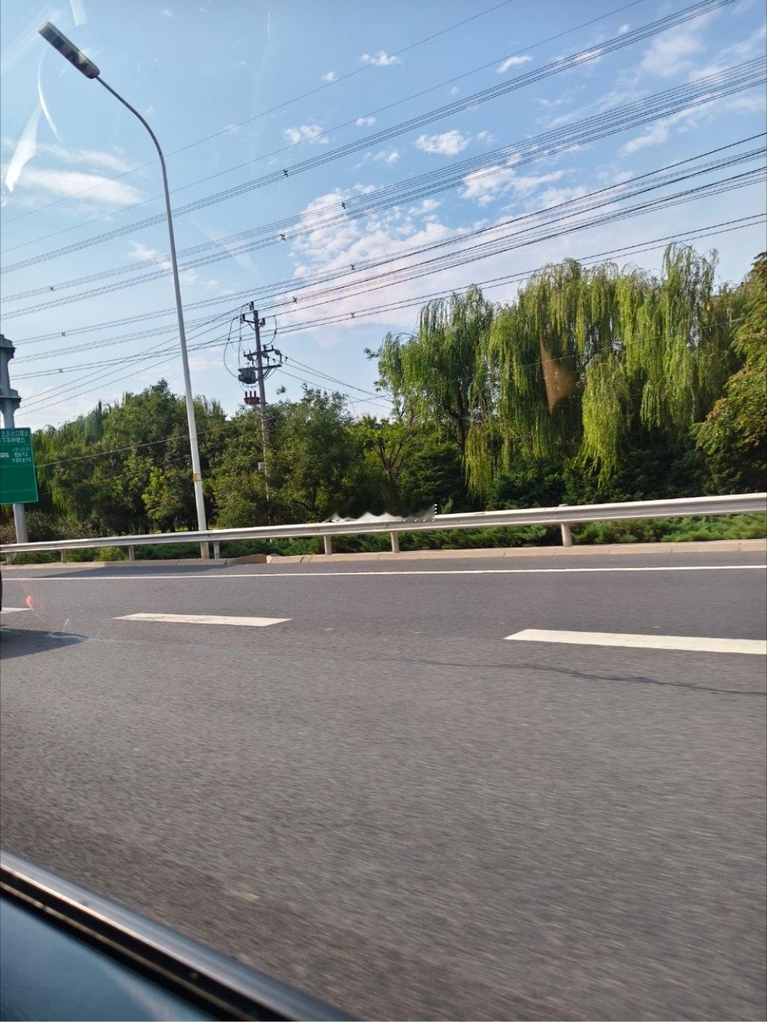 去开一辆科技感满满的车，提示一下是电子后视镜哦[doge]，大家猜猜是哪款车。 