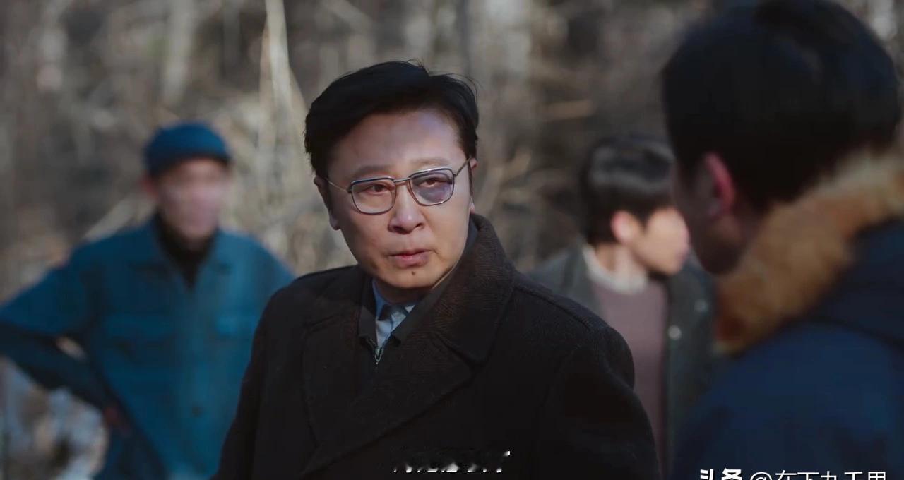 凌晨三点，陈厂长顶着乌青的眼圈，死死攥紧了那份下岗名单。
弹幕瞬间炸锅，所有人都