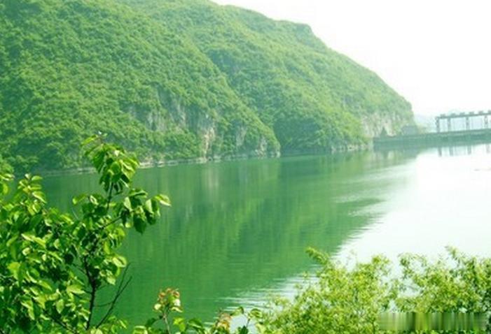 【长江叠翠】长江叠翠是中山市新十景之一，离中山城区中心石岐东南九公里。长江叠翠主