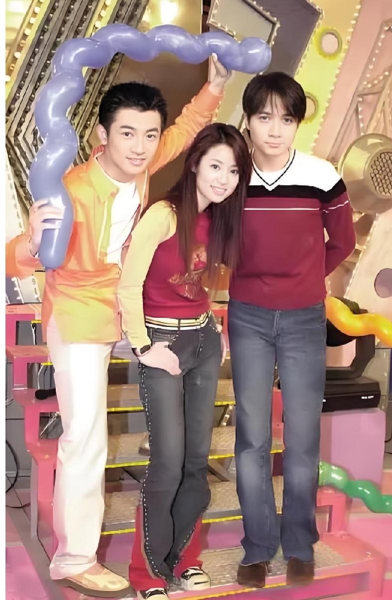 画面里三个人大家一眼就能认出来，左边苏有朋、中间林心如、右边古巨基，正是当年爆火