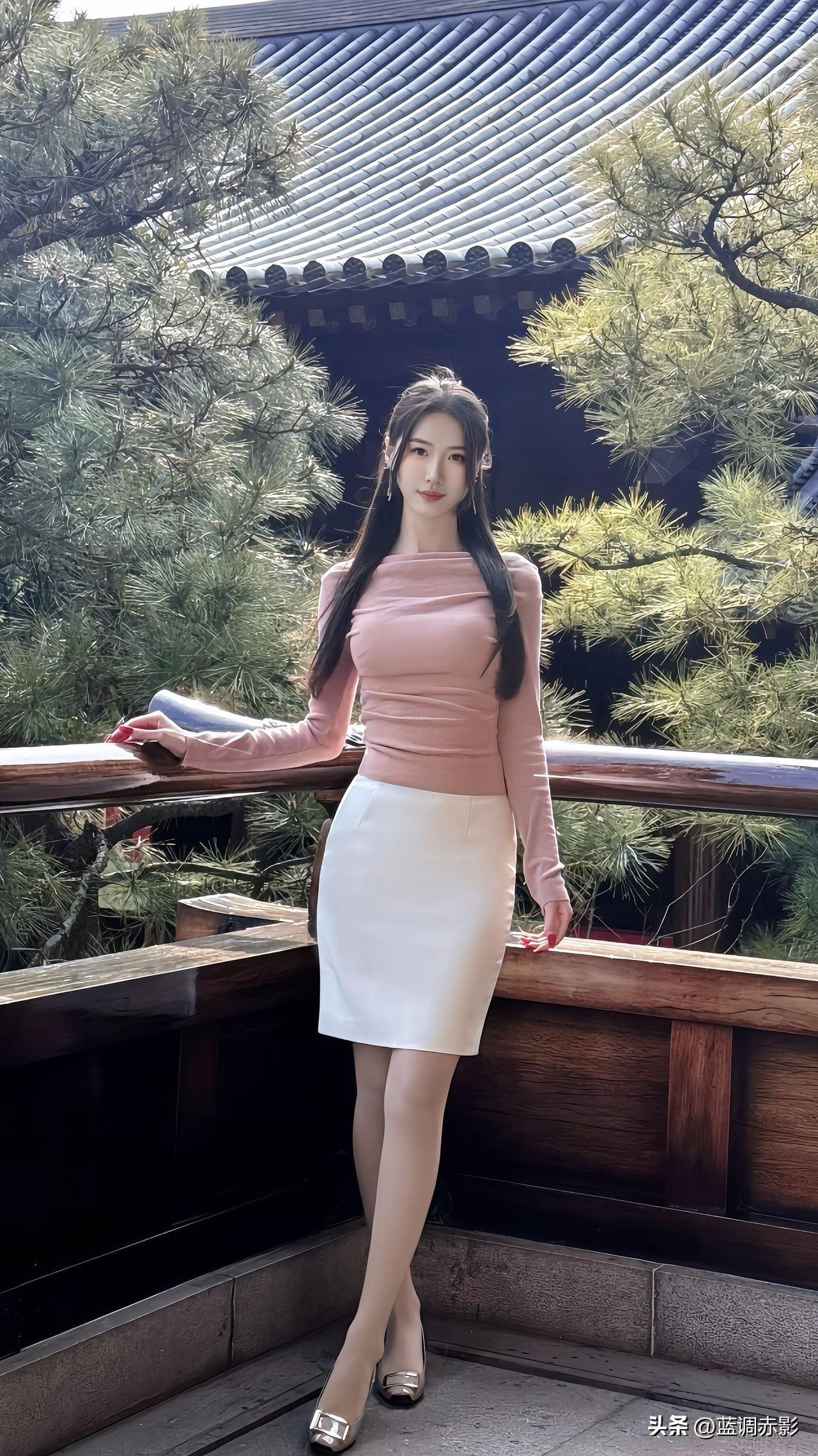 优雅气质，粉白相间，古典与现代的完美结合