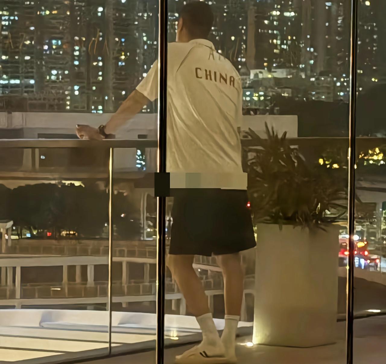输给土耳其后，赵勇一个人站在阳台的背影，看着确实有点不是滋味
输给土耳其那场半决