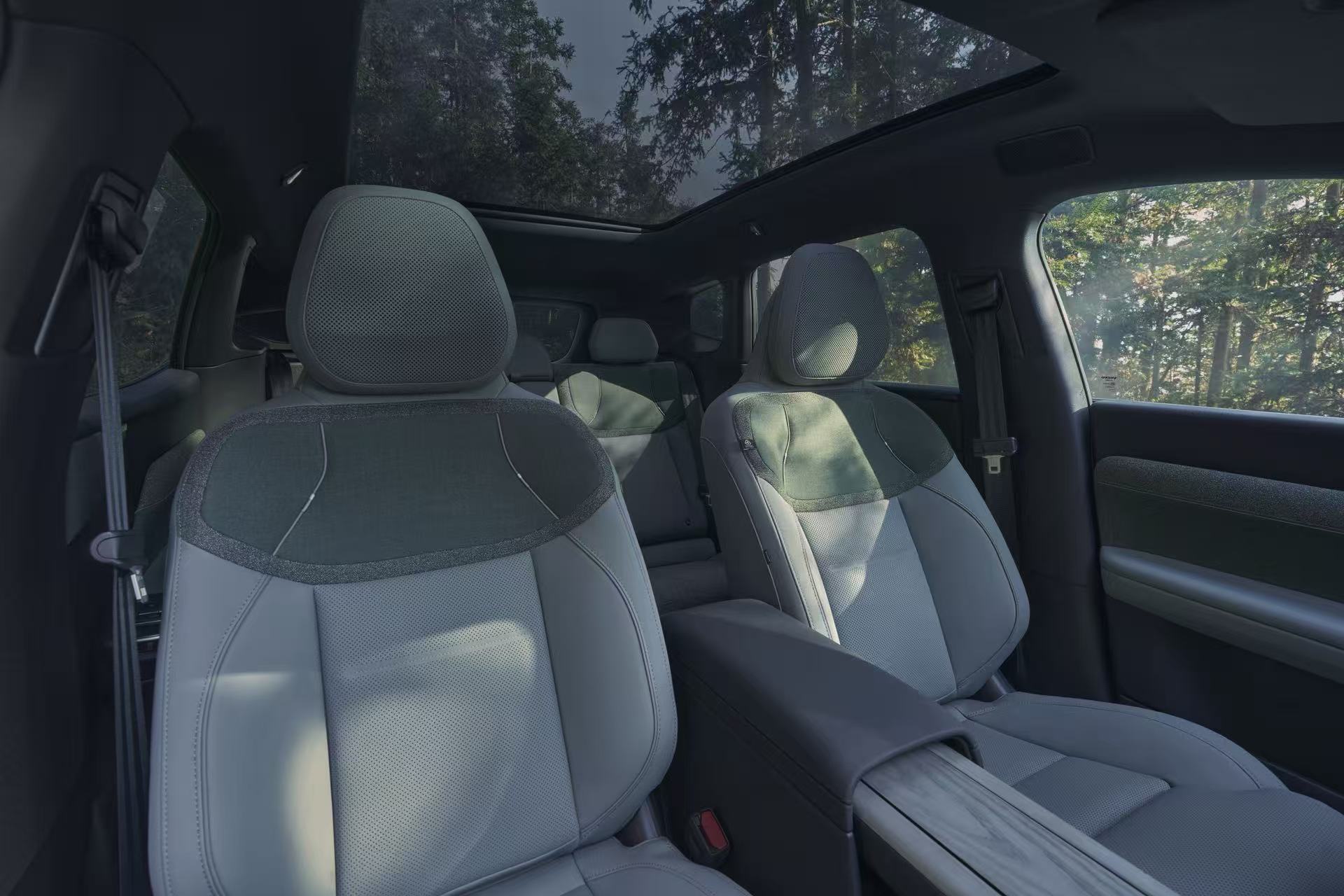 25万买沃尔沃豪华混动如今大家买车越来越理性，不再盲目跟风拼参数，更看重实用与自