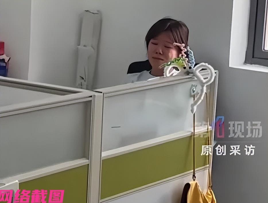 广东深圳有名小学老师，办公室批改作业当中，不知不觉哭泣起来，此刻老师看到一些学生
