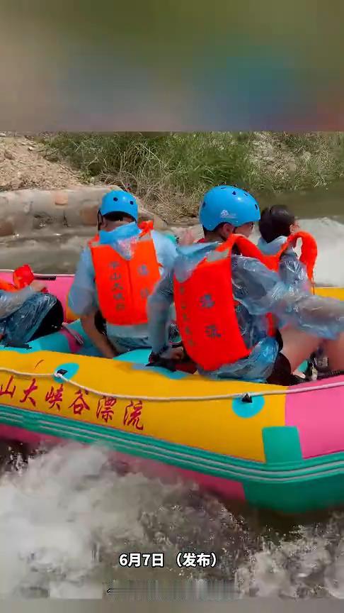 小伙子毕业出游在景区扮黑熊，埋伏在漂流沿线伺机而动吓游客们。
网友：你这一天得被