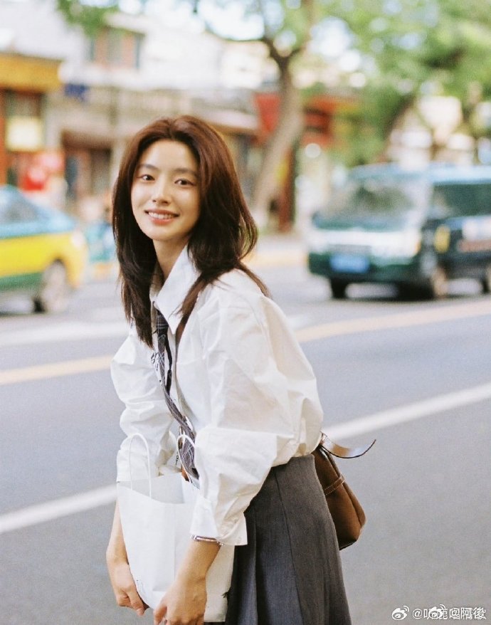 徐若晗四月进组新剧绿意山河邂逅热血初心，徐若晗四月进组出演《明川有知夏》，小众走