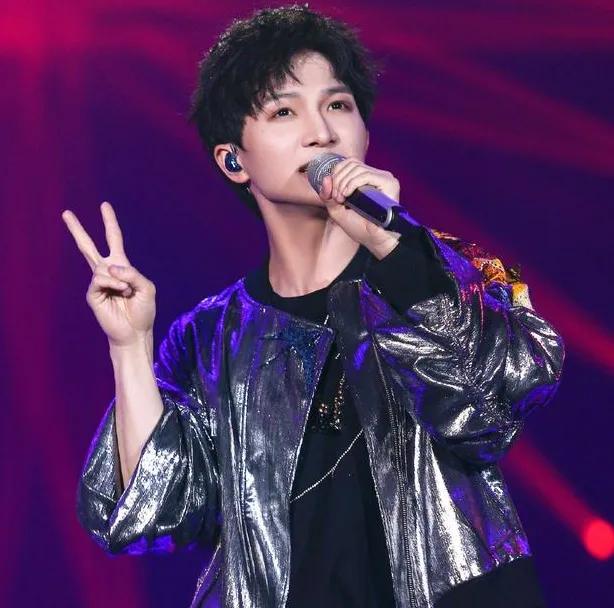 周深舞台再封神！一曲《光亮》直接炸场，开口即巅峰，戏腔一出全场沸腾。
 
空灵嗓