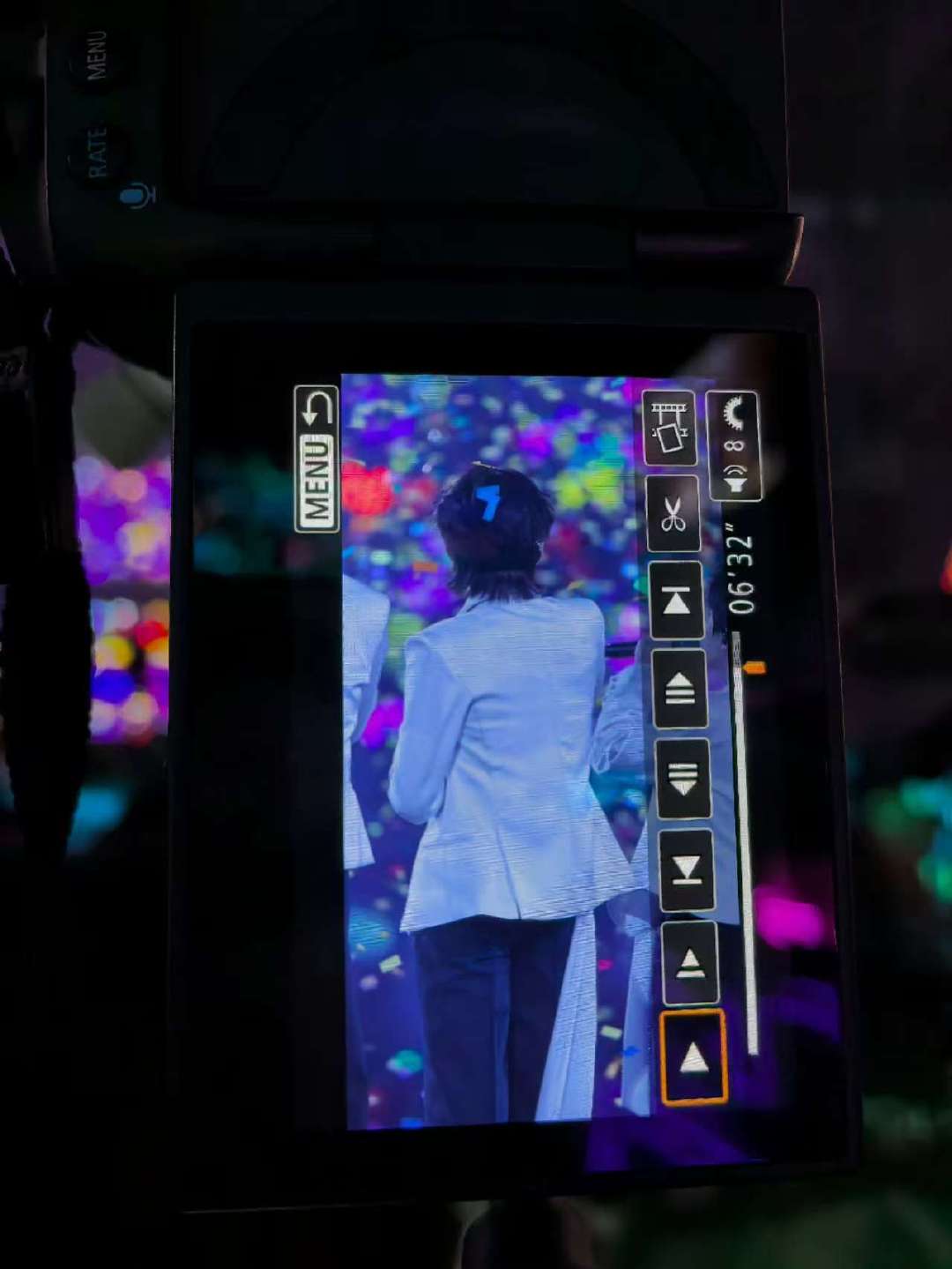 ！ 落在轩轩头上的蓝色彩带 