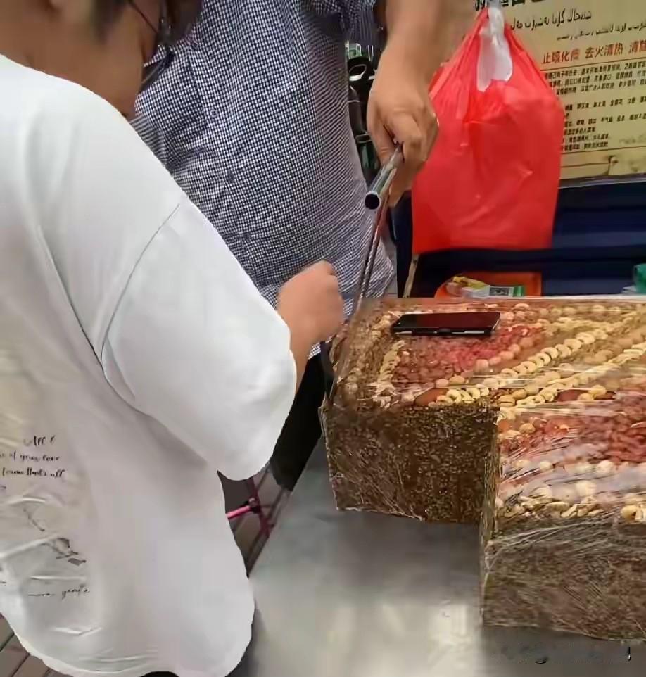 一名男子路过街边切糕摊位，看到切糕色泽诱人，想尝尝买两三两，没想到老板说切一块7