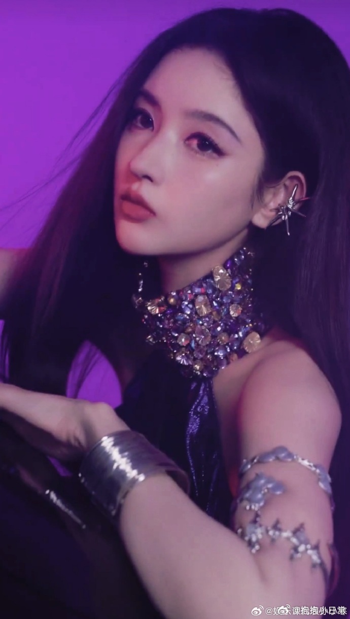 王玉雯今天又是厉害女人谁懂这种心动！王玉雯穿紫色满钻挂脖裙冷艳又飒爽，大气优雅的