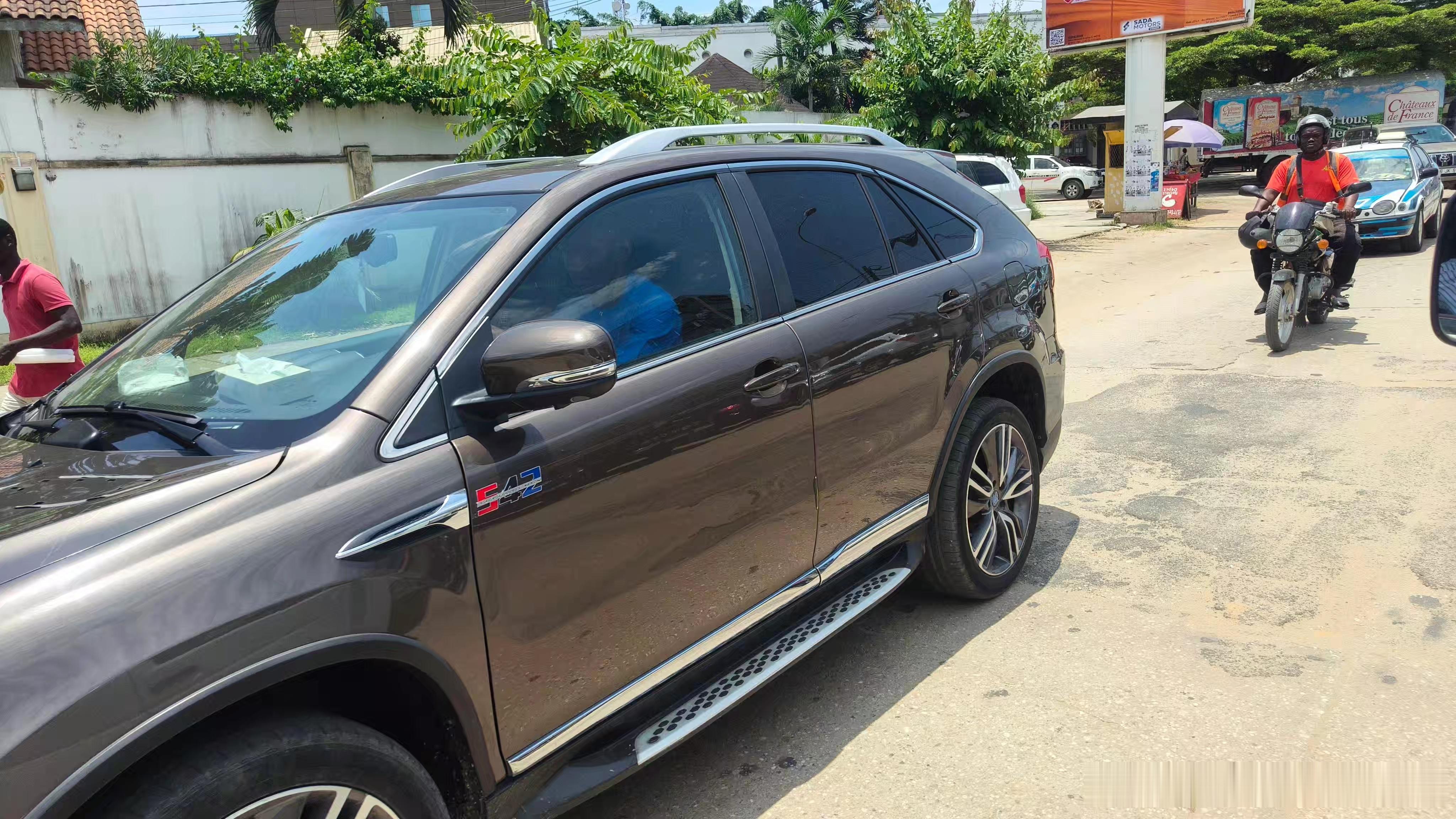 经常看非洲奥德彪视频的哥们，看到这个背景熟悉不！估计能开这两部车的奥德彪都不简单