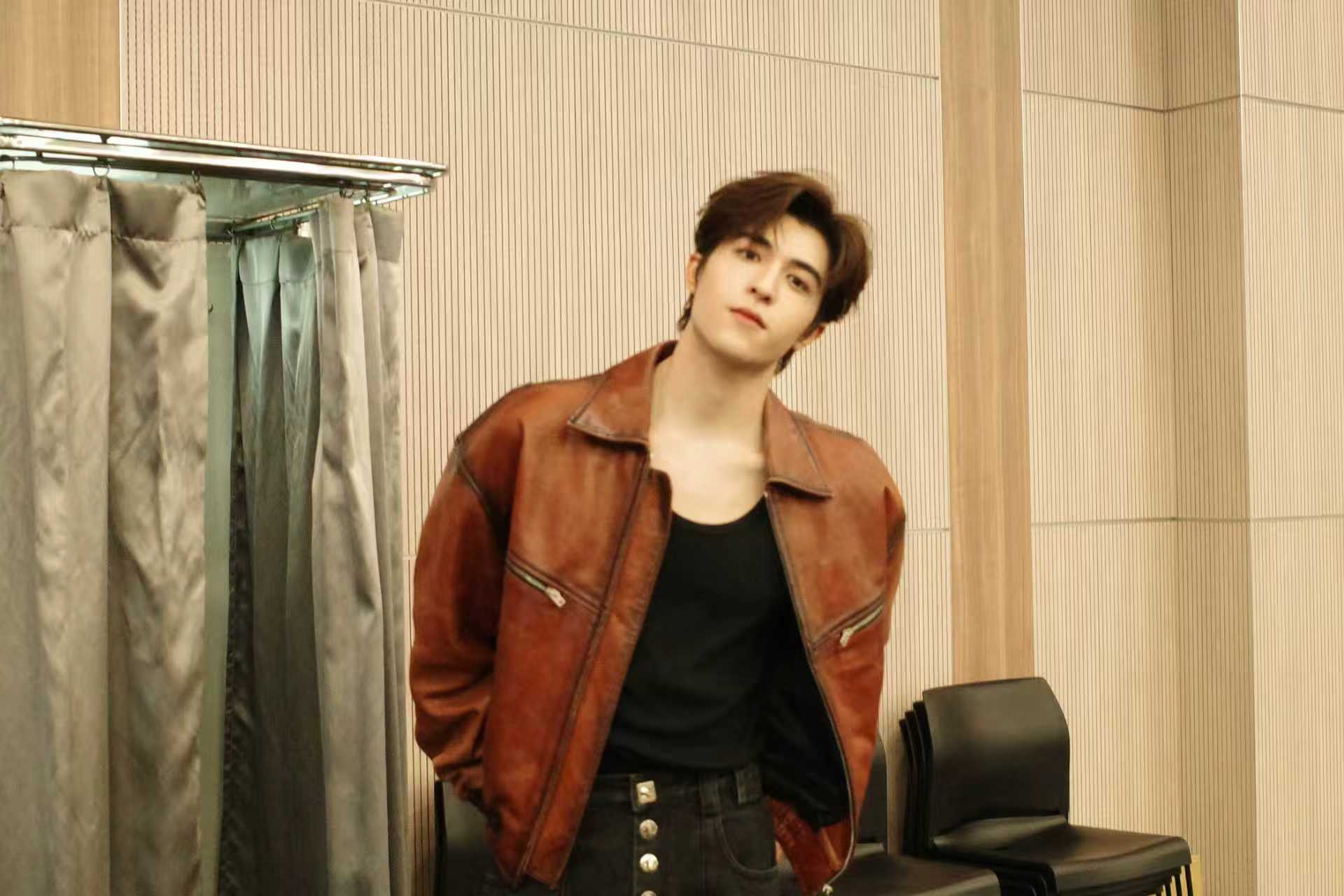 尹浩宇说下午见尹浩宇棕色复古皮衣 尹浩宇：下午见 ​​​​棕色复古皮艺造型一整个